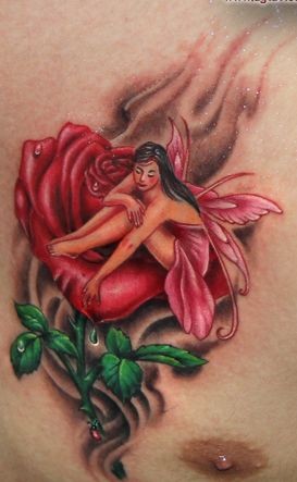 点击大图看下一张：胸部彩色精灵玫瑰纹身图片纹身图案