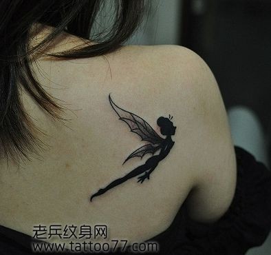 点击大图看下一张：美女背部精美流行的图腾精灵纹身图片