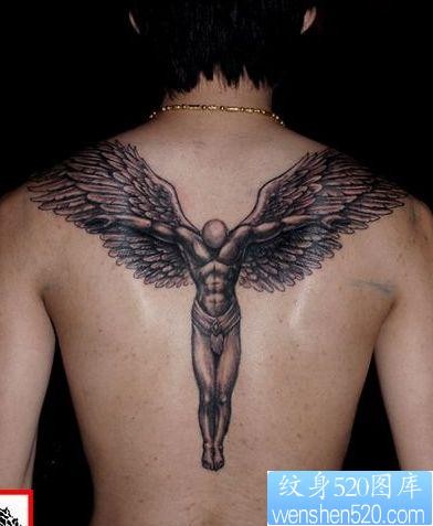 点击大图看下一张：好看的背部守护天使纹身图片
