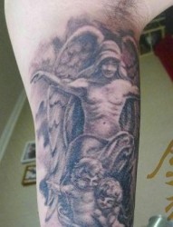 手臂流行的守护天使纹身图片