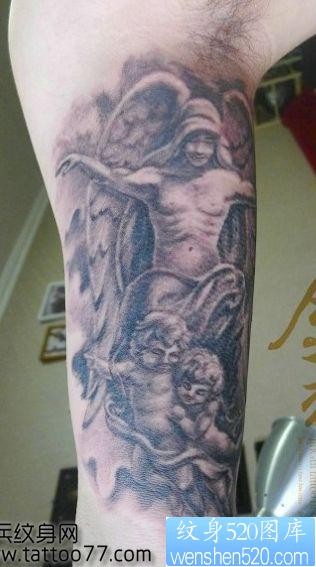 点击大图看下一张：手臂流行的守护天使纹身图片