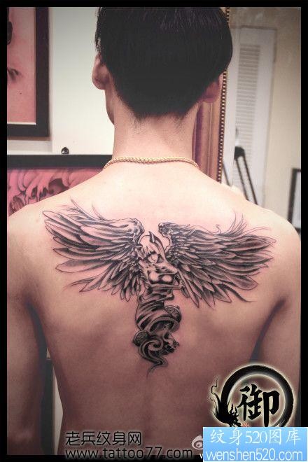 点击大图看下一张：经典的背部天使翅膀纹身图片