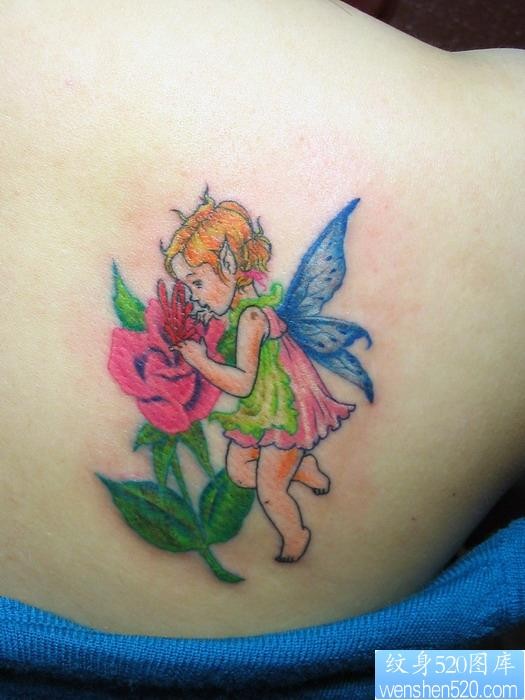 点击大图看下一张：后肩背小天使玫瑰纹身图片