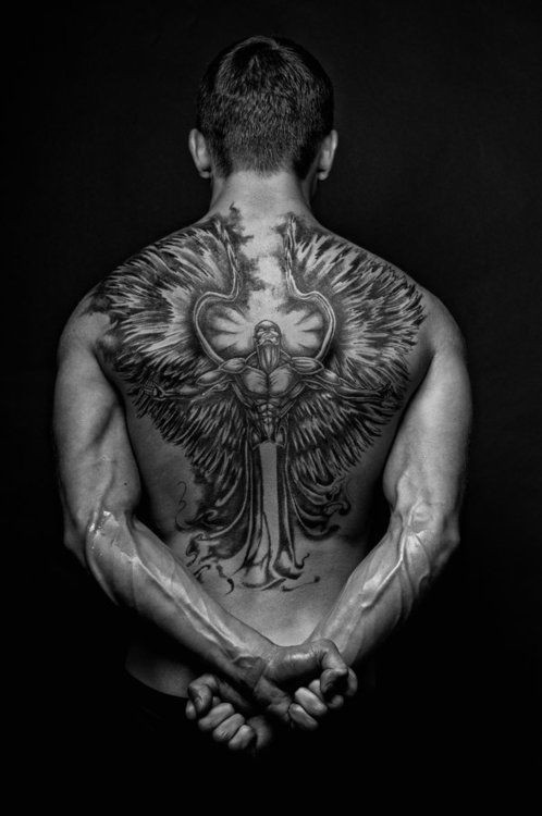 点击大图看下一张：男士背部满背的天使纹身图案