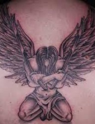 后颈部失落的天使纹身