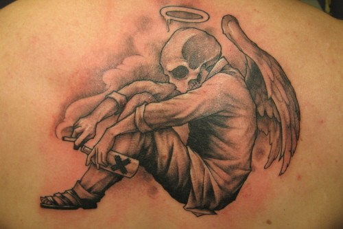 点击大图看下一张：背部超有个性的天使纹身