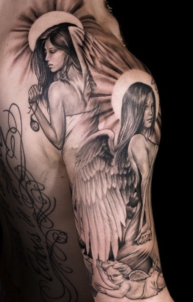 点击大图看下一张：两个美女天使纹身