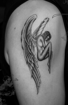 点击大图看下一张：手臂帅气的天使纹身
