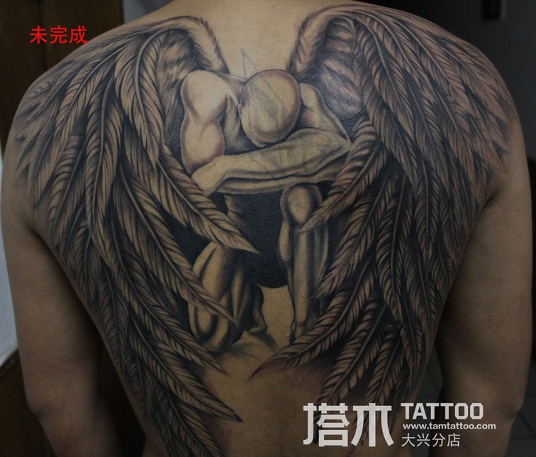 点击大图看下一张：男士后背堕落天使纹身遮盖纹身未完成