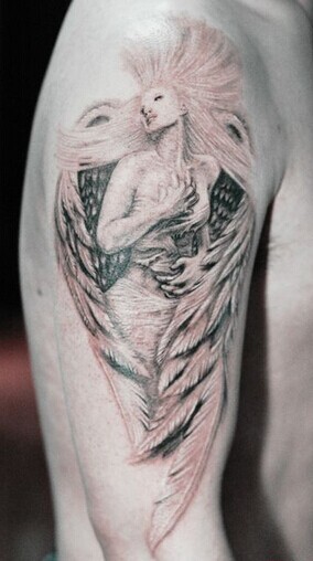 点击大图看下一张：大臂上个性的天使纹身图2