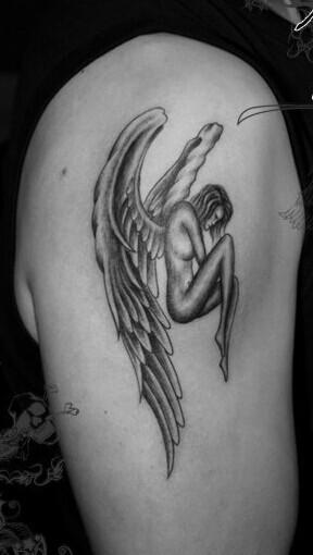 点击大图看下一张：大臂上个性的天使纹身图3