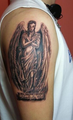 点击大图看下一张：大臂上个性的天使纹身