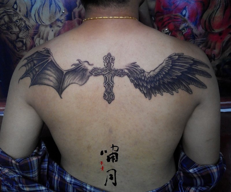 点击大图看下一张：十字架的真相：是恶魔还是天使？图5