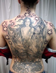 个性十足的满背天使纹身