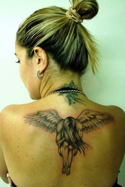 点击大图看下一张：美女背部漂亮唯美的天使纹身