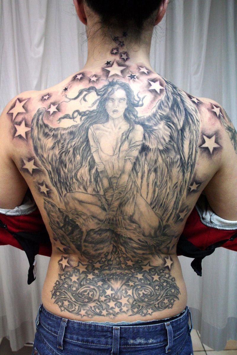 点击大图看下一张：满背时尚的天使纹身