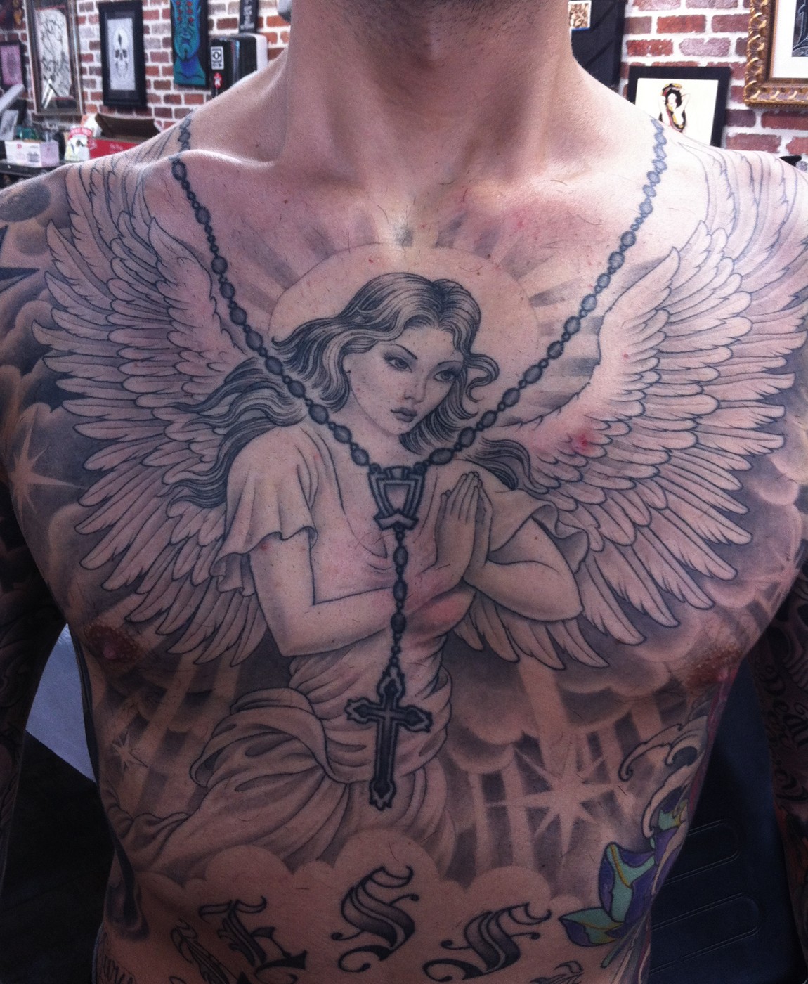点击大图看下一张：男士胸部大气时尚的天使刺青图2