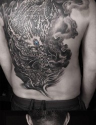 胸部帅气的黑灰麒麟纹身图片