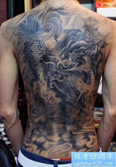 点击大图看下一张：超帅的满背黑灰麒麟纹身图片