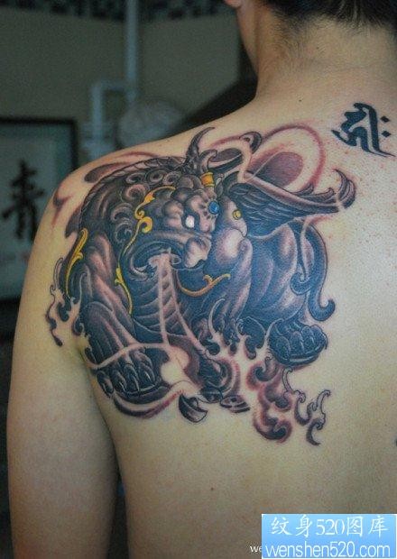 点击大图看下一张：男生肩背超酷的神兽貔貅纹身图片