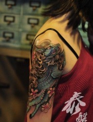 女人手臂经典好看的彩色麒麟纹身图片