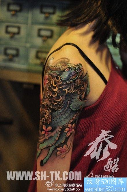 点击大图看下一张：女人手臂经典好看的彩色麒麟纹身图片