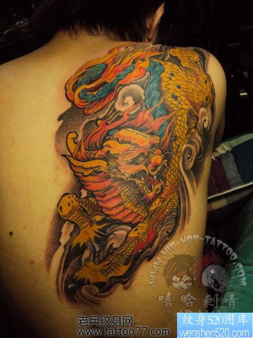 点击大图看下一张：一张背部神兽麒麟纹身图片