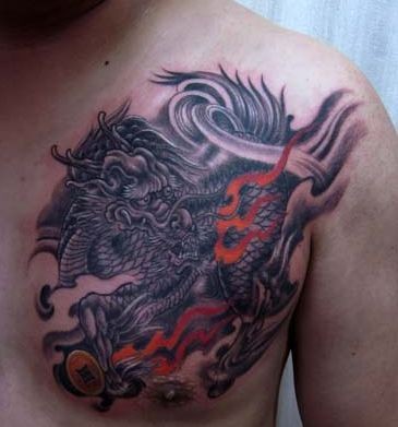 点击大图看下一张：胸部霸气超酷的麒麟纹身图片