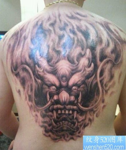 点击大图看下一张：背部霸气的火麒麟纹身图片