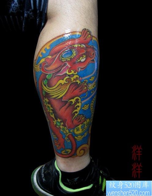 点击大图看下一张：腿部好看漂亮的彩色招财神兽貔貅纹身图片