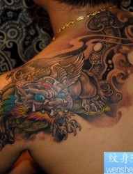 一张帅气的背部麒麟送子纹身图片