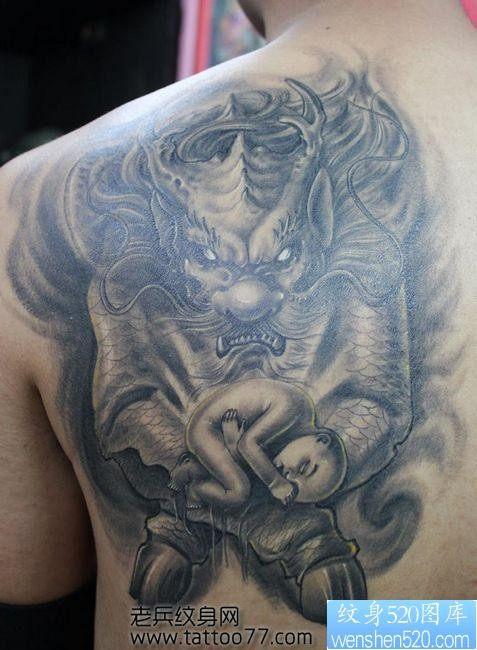 点击大图看下一张：一张帅气的背部麒麟送子纹身图片
