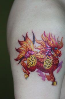 点击大图看下一张：男生手臂经典的彩色麒麟纹身图片图3