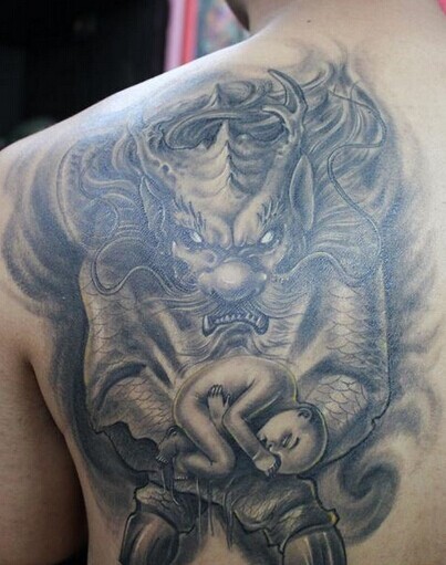 点击大图看下一张：肩部一款经典的神兽麒麟纹身