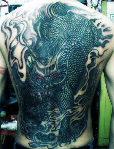 点击大图看下一张：凶猛的上古神物 满背麒麟纹身