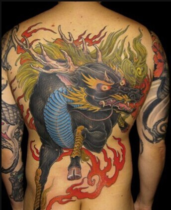 点击大图看下一张：一组霸气的背部麒麟纹身图案图4