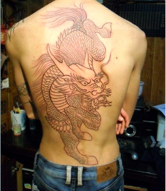 点击大图看下一张：个性的上古神兽 麒麟纹身