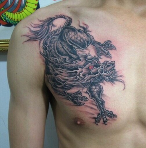 点击大图看下一张：胸部霸气的麒麟纹身图5