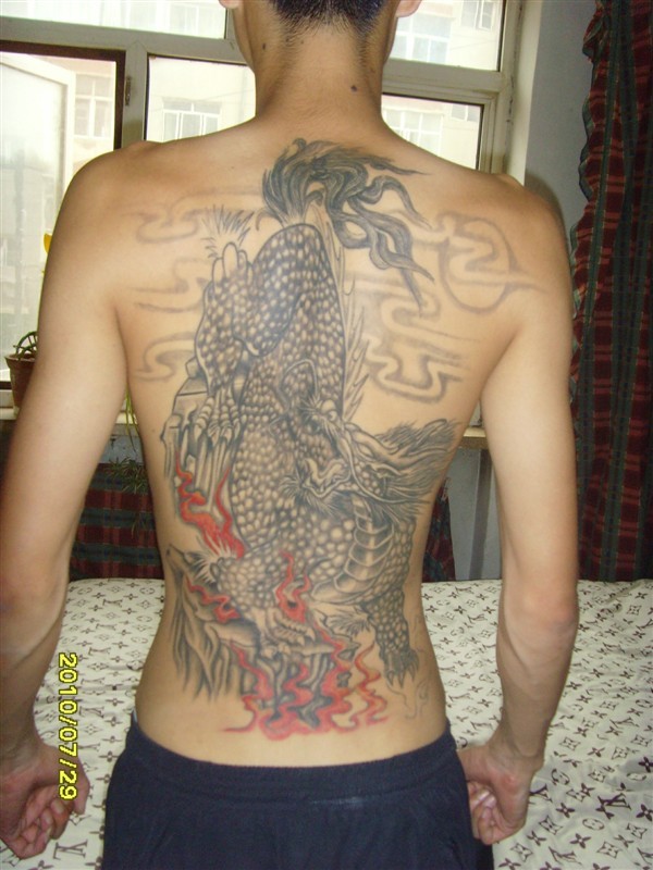 点击大图看下一张：男人背部超帅的麒麟刺青图2