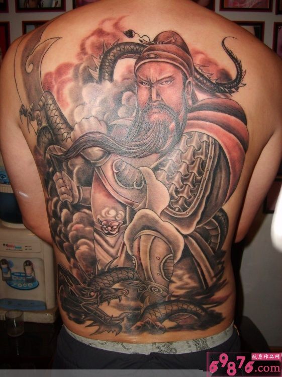 点击大图看下一张：满背红色关羽图案作品欣赏