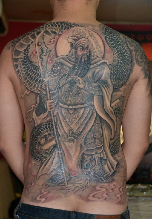 点击大图看下一张：男士后背满背关公人物霸气纹身图案