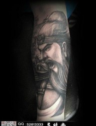 手臂时尚经典的一幅黑白关公纹身图片