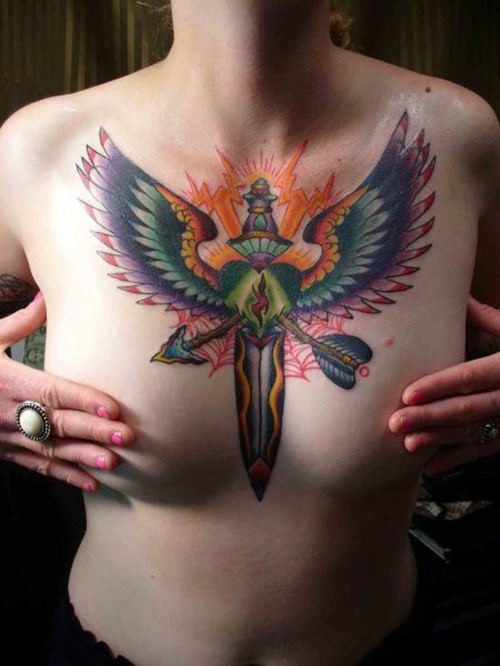 点击大图看下一张：纹身女人胸部的诱惑图2