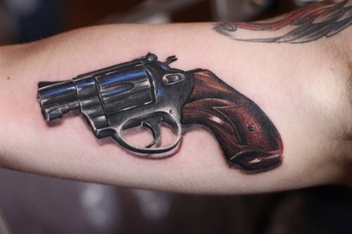 点击大图看下一张：帅气的手枪纹身图6