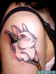女子肩部的拉链红眼兔子纹身