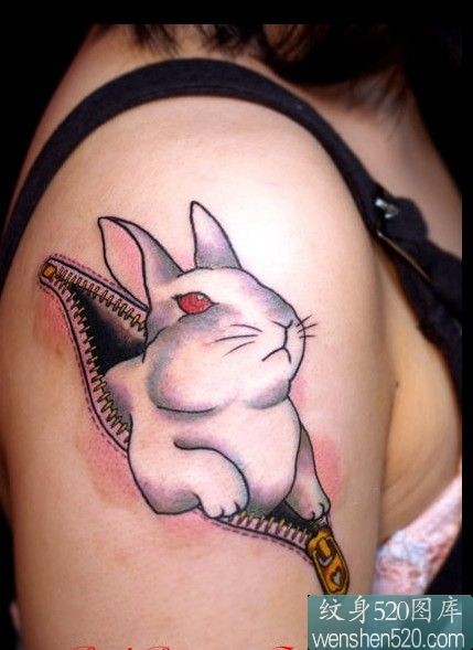 点击大图看下一张：女子肩部的拉链红眼兔子纹身