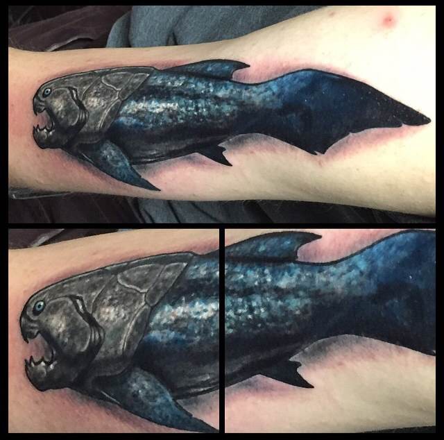 点击大图看下一张：手臂上个性逼真的鱼纹身