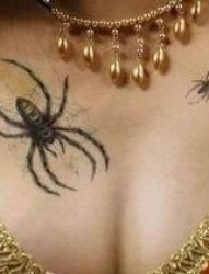 女性胸部逼真的3d蜘蛛纹身