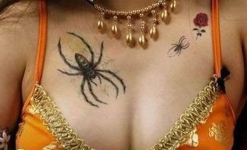 点击大图看下一张：女性胸部逼真的3d蜘蛛纹身