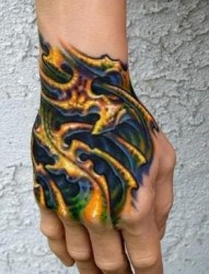 手背上一款彩色3D纹身图案